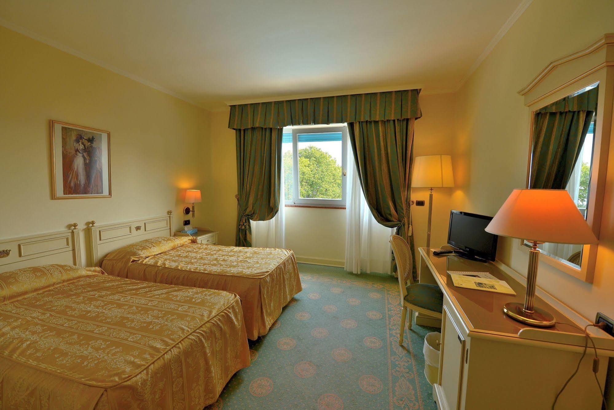 Hotel Savoy Palace Gardone Riviera Esterno foto